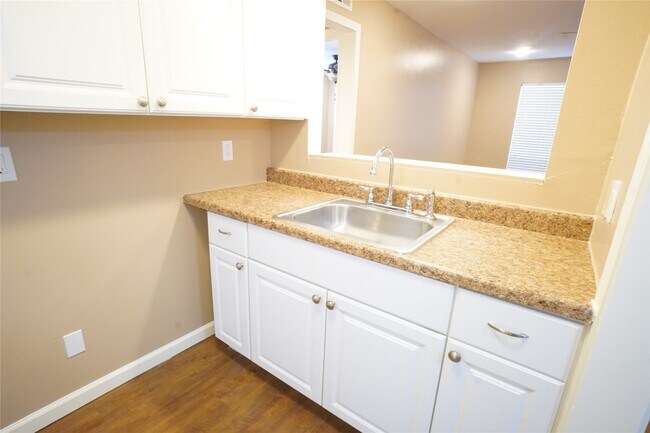 Building Photo - 2414 Mimosa Dr