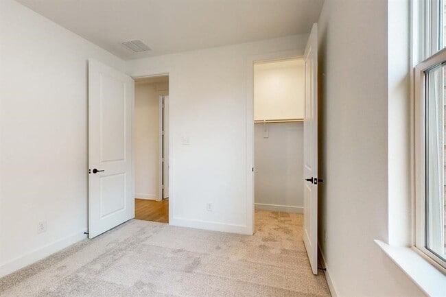 Building Photo - 9510 Dearborn Creek Dr