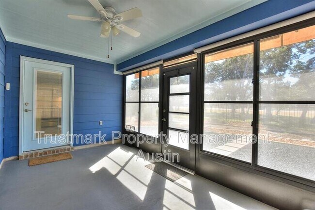 Building Photo - 220 Comal Ln