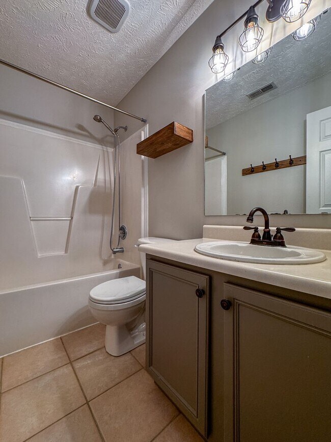Building Photo - Lovely 3 Bed 2 Bath Plus Bonus Room Home in Raeford