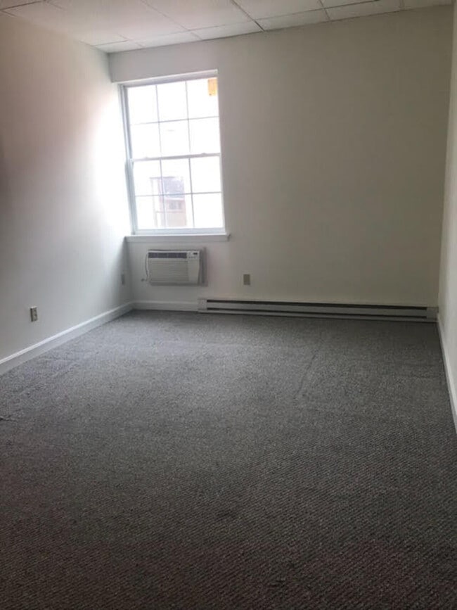 Building Photo - 33-37 W Main St (Courtside Building)