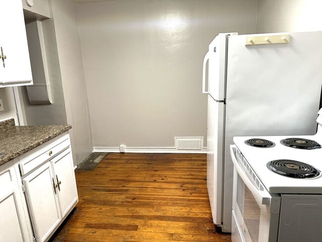 Building Photo - ONE LEVEL DUPLEX UNIT IN KINGSPORT NOW AVA...