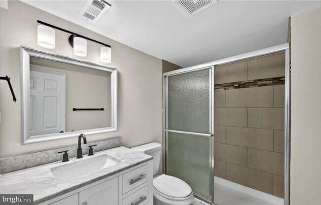 Building Photo - 1109 Hillcrest Dr SW