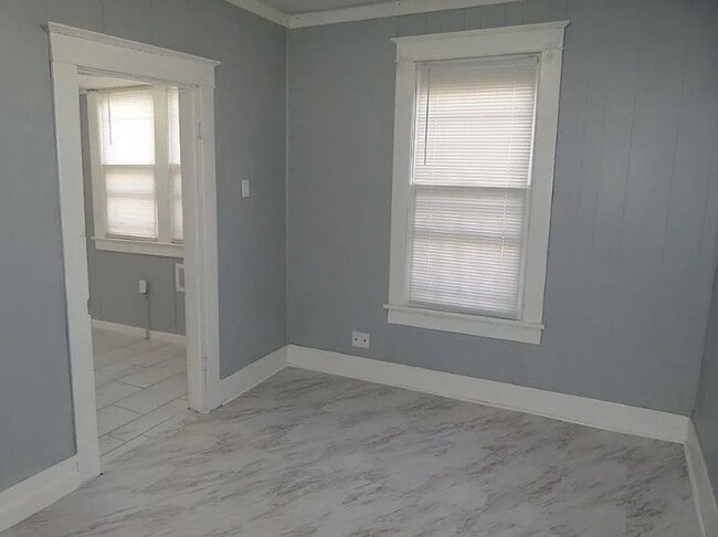 Building Photo - Rent reduced & Move-in Special! 1/2 off fi...