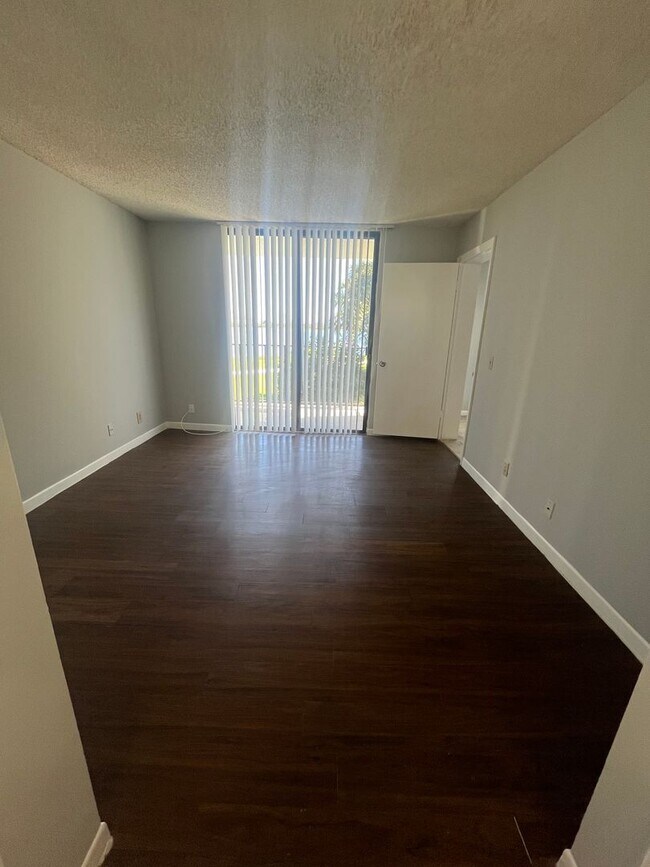 Building Photo - RENOVATED ONE BEDROOM ONE BATHROOM WITH LA...