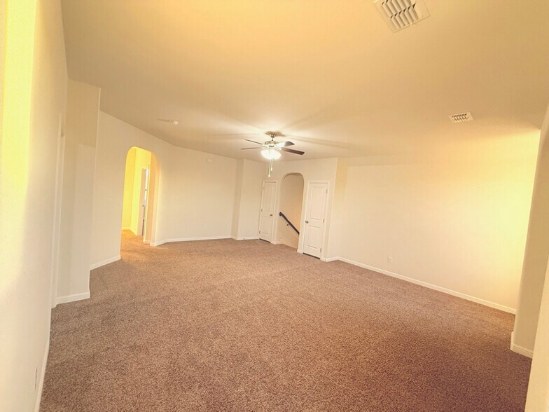 Building Photo - 565 Lindisfarne Ln