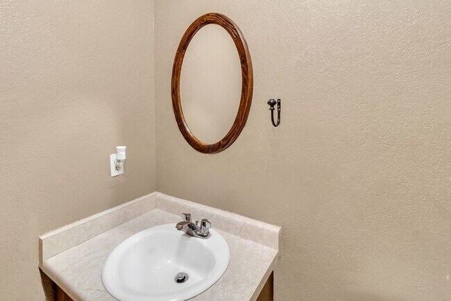 Building Photo - Wonderful 3 Bedroom Townhouse in Cedar Terrace
