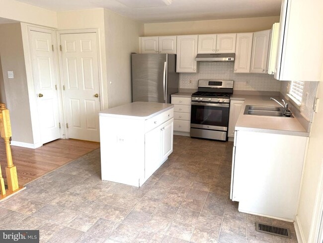 Building Photo - 16 Colts Neck Dr