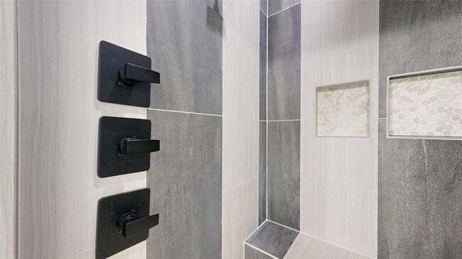 Building Photo - 4867 N Oakland Ln