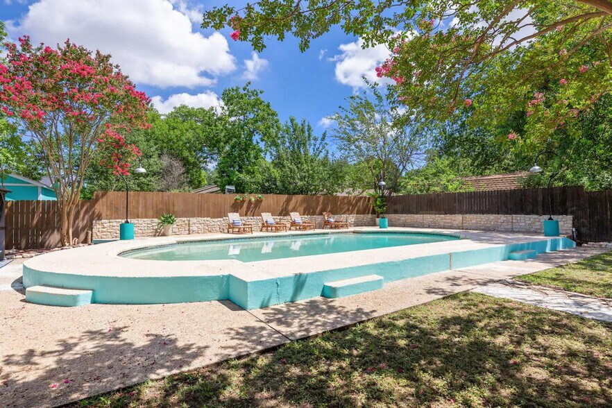 Building Photo - 908 Green Meadow Dr