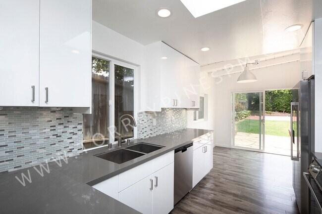 Building Photo - Gorgeous 3 br Home in Del Mar with W/D In ...