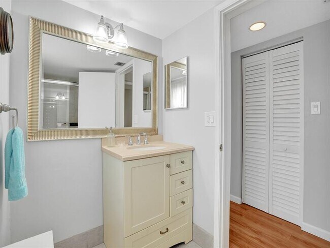 Building Photo - 2208 S Cypress Bend Dr