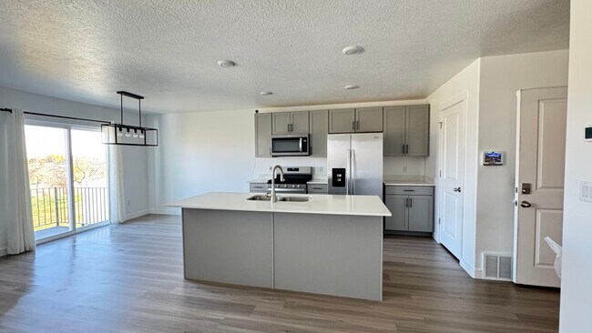 Building Photo - 404 Grassland Dr