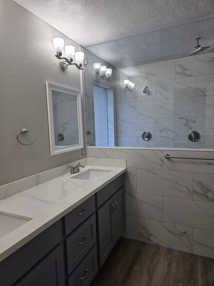 Master bathroom - 15427 W Little York Rd