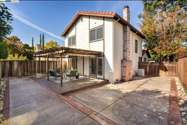 Building Photo - 725 Old Creek Rd