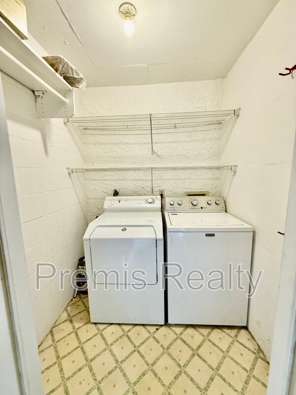 Building Photo - 2800 Cove Cay Dr