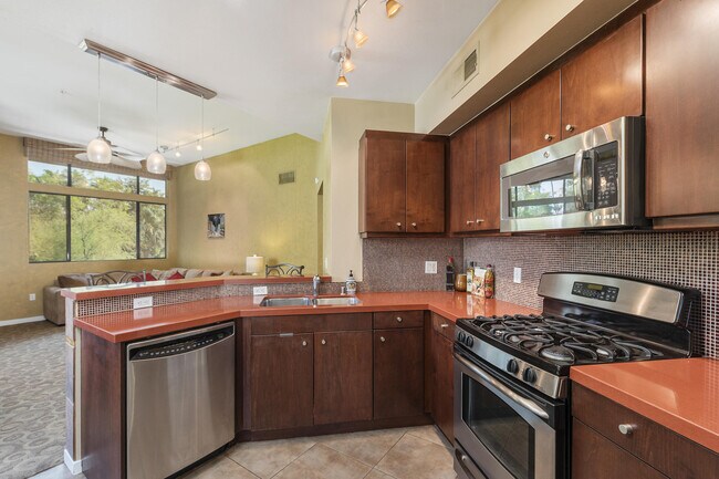 Building Photo - 780 E Palm Canyon Dr