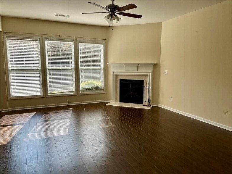 Building Photo - 2279 White Alder Dr NE