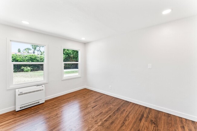 Building Photo - Nicely Remodeled 3 Bed 2 Bath in West Chul...