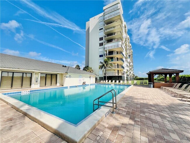 Building Photo - 4250 N Hwy A1A