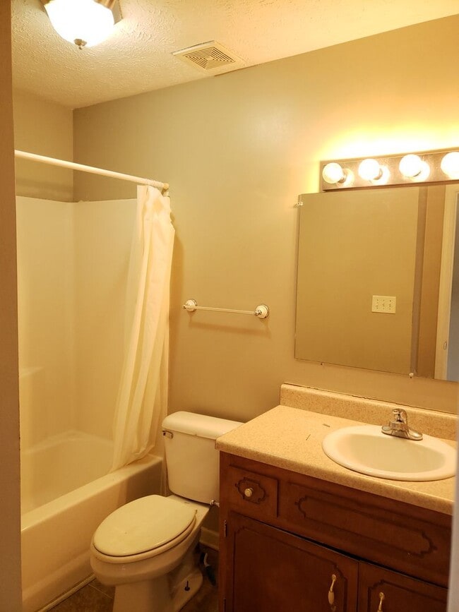 Building Photo - Coming in Feb! 3 Bed/2 Bath, Close to Post!