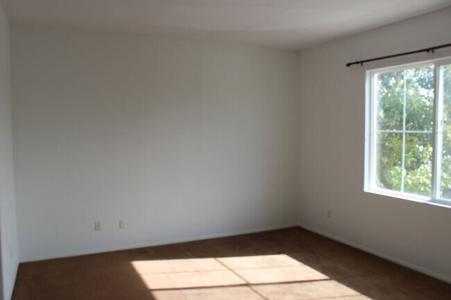 Building Photo - 39 Whispering Pine