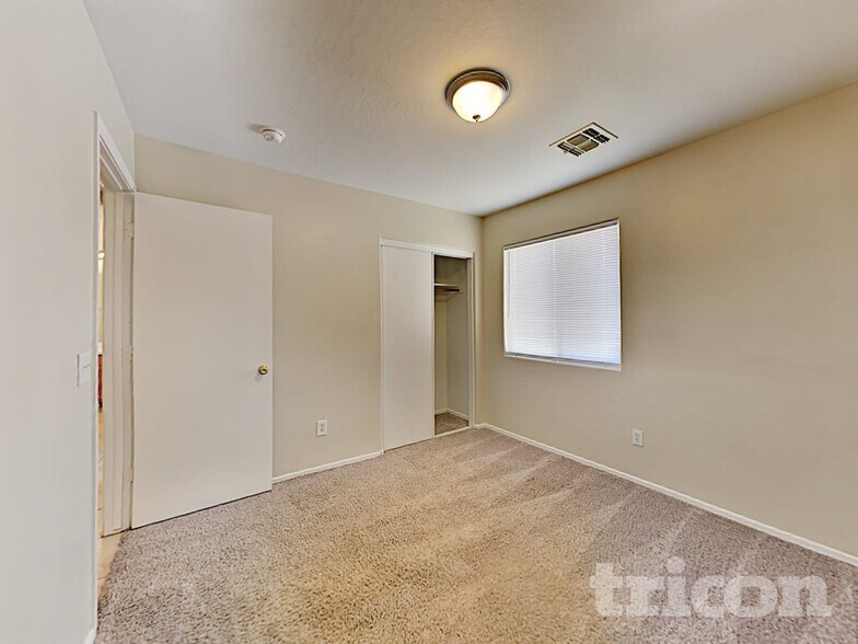 Building Photo - 6014 S 16th Ln
