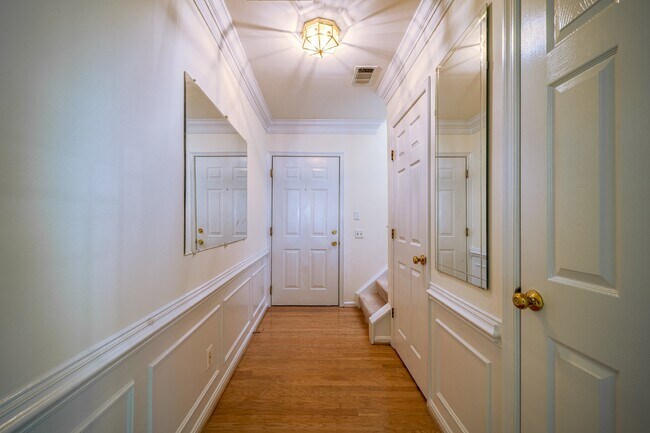 Building Photo - 2-level condo, conveniently located