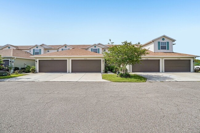 Building Photo - Heritage Oaks gated community 3/2.5/2 Townhome