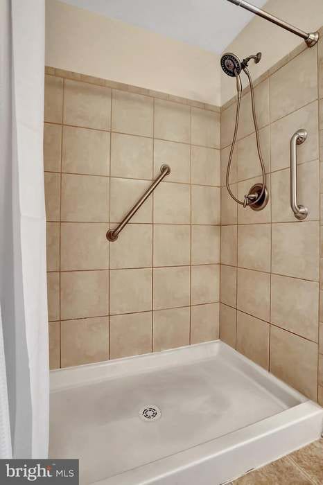 Building Photo - 515 Waterdale Dr