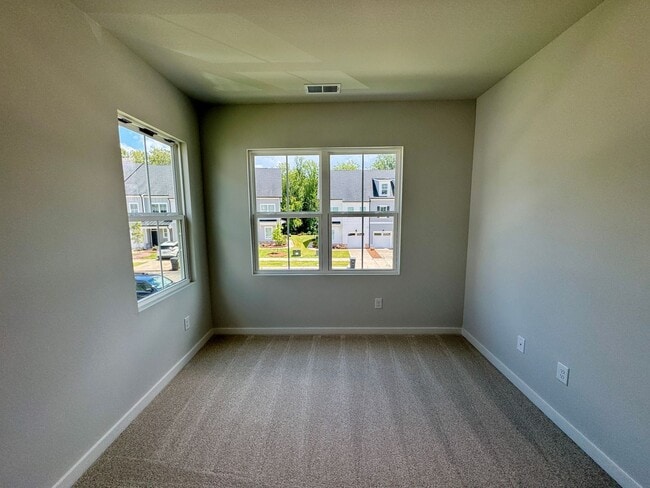 Building Photo - Beautiful 4BR/3BA Townhouse in Griffith Lakes