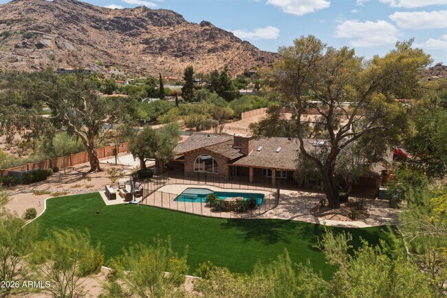 Building Photo - 5136 E Roadrunner Rd