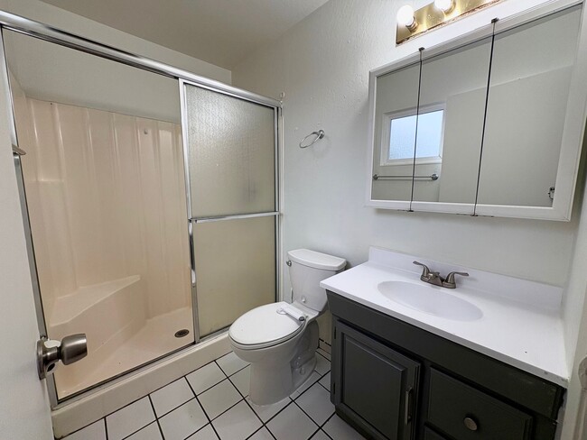 Building Photo - 3 Bedroom 2 Bath Single story home in Antioch
