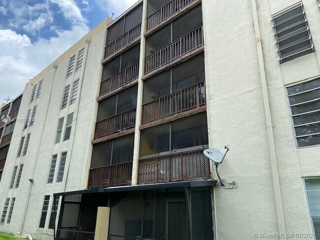 Building Photo - 8870 Fontainebleau Blvd