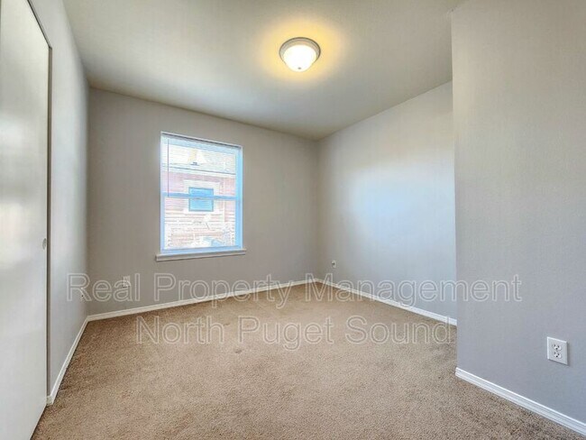 Building Photo - 112 N Gifford Ave