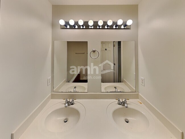 Building Photo - 204 Creekwood Drive