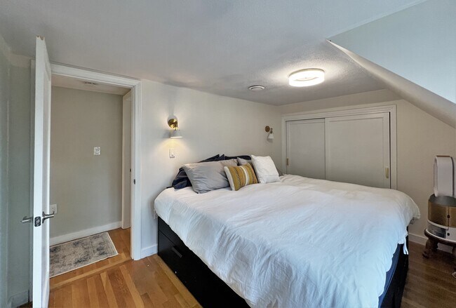 Building Photo - 4 Day St