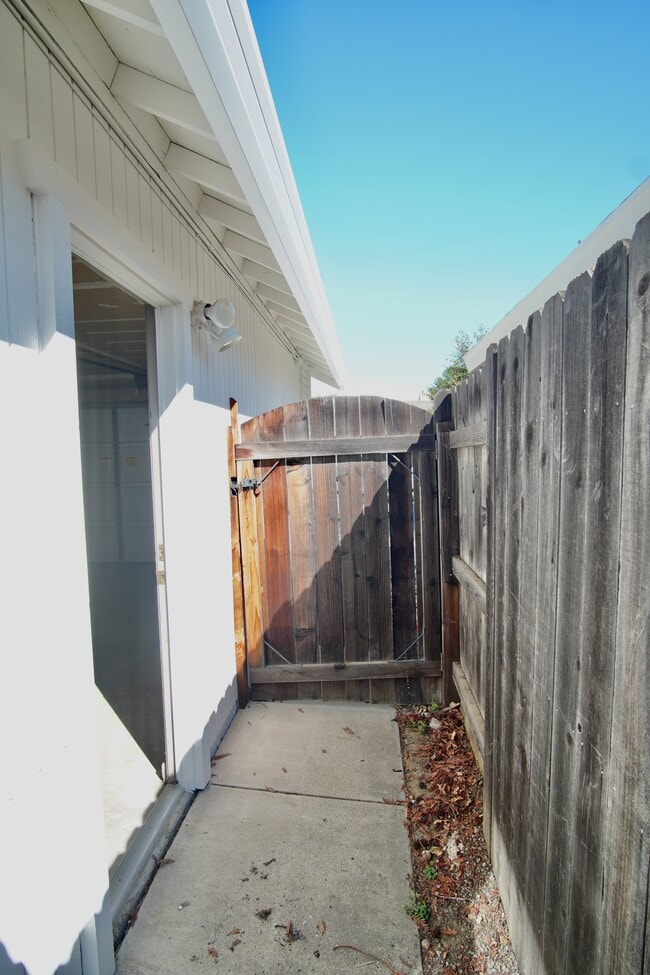 Building Photo - 4400 Sunrise Ct