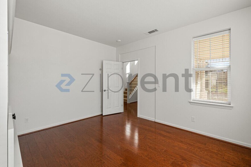 Building Photo - 581 Kirkland Ave