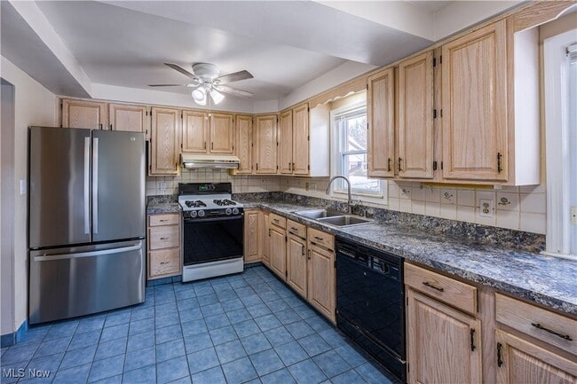 Building Photo - 23211 Fernwood Dr