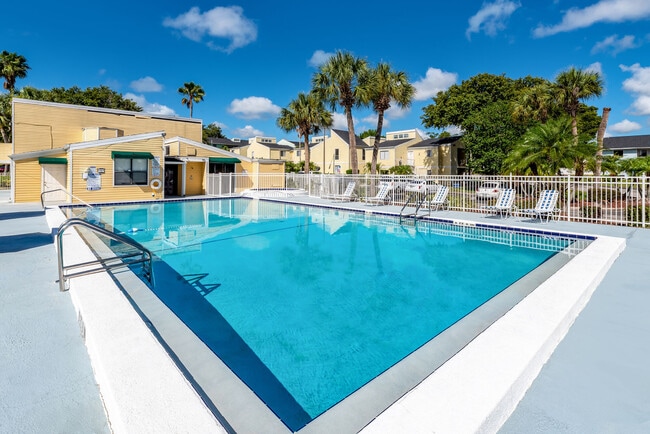 Building Photo - The Retreat at Altamonte Springs