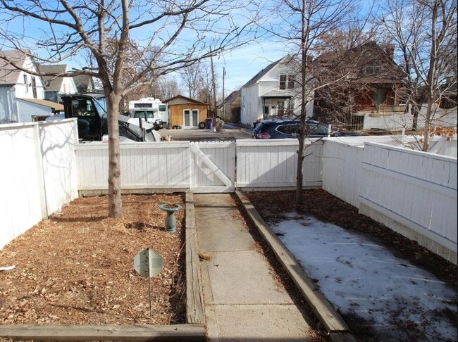 Building Photo - Cozy, charming 2 bedroom in Denver - Available June 1, 2026!