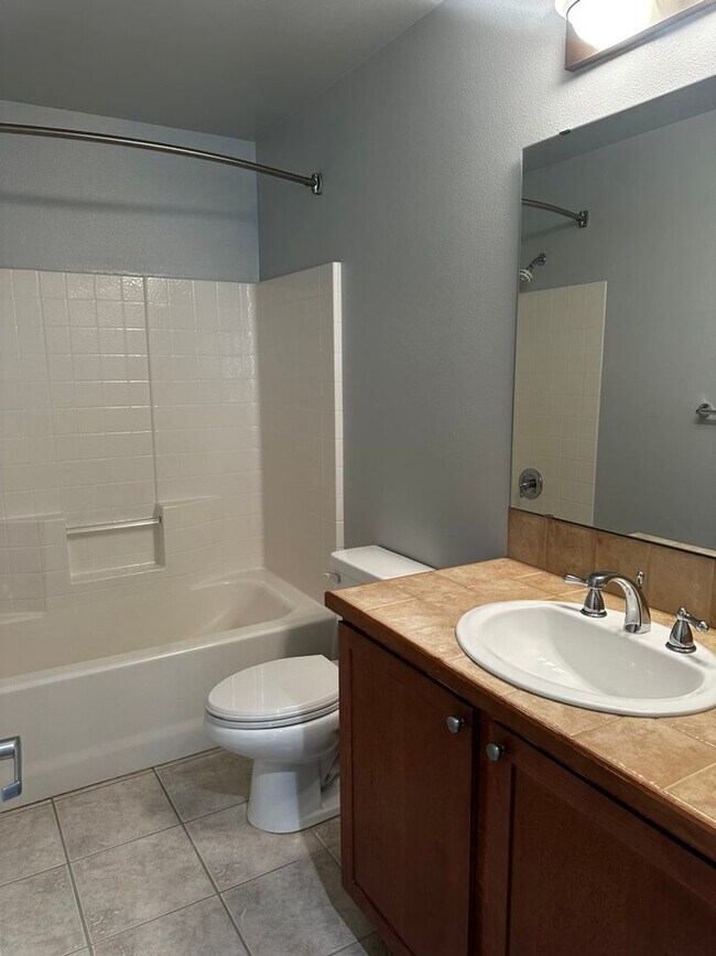 Building Photo - 3Bd/2.5Ba Bellevue Townhouse