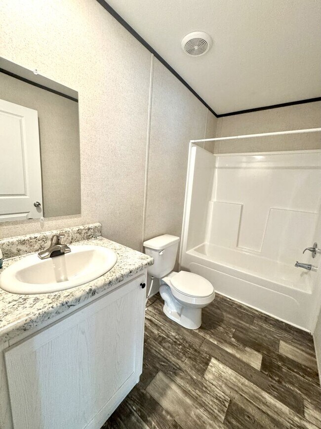 Building Photo - Huge 5 Bedroom 3 Bathroom Hastings Home Lo...