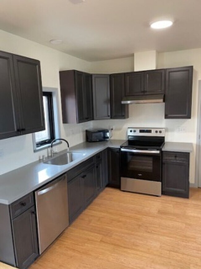Building Photo - Please call Shami at (415) 225-2543 to sch...