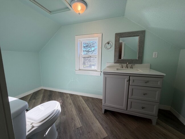 Building Photo - 2 Bedroom 1.5 bath single family home