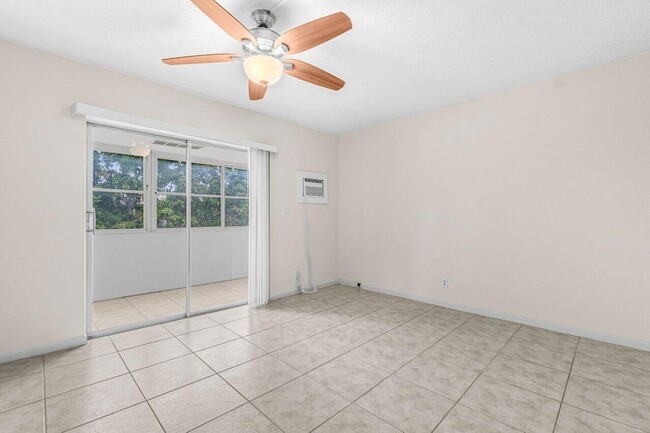 Building Photo - 52 Kingswood E