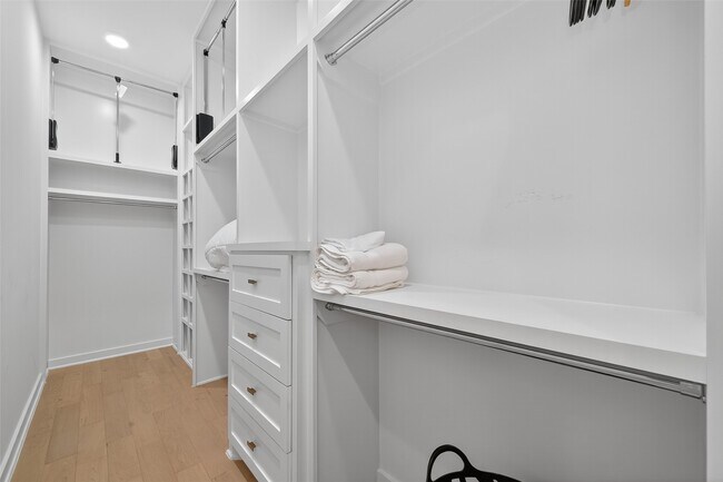 Building Photo - 2617 Live Oak St