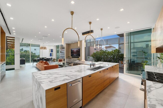 Building Photo - 819 2nd St