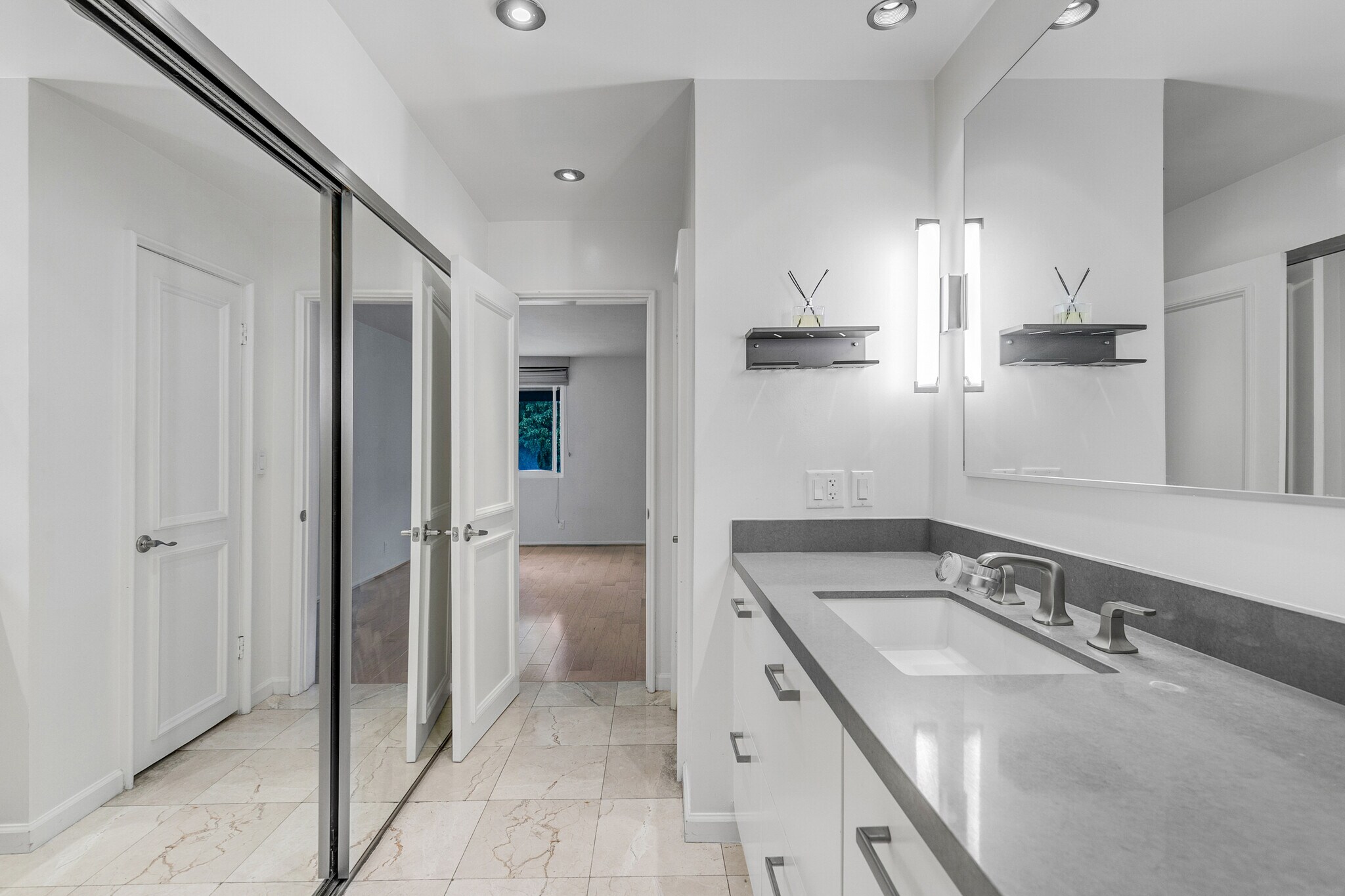 Building Photo - 8535 N West Knoll Dr